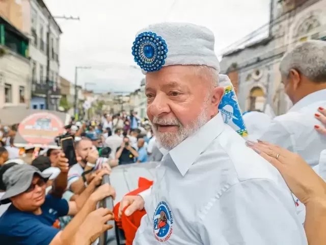 Ao lado de Jerônimo, Lula acompanha 3º dia do Carnaval em Salvador