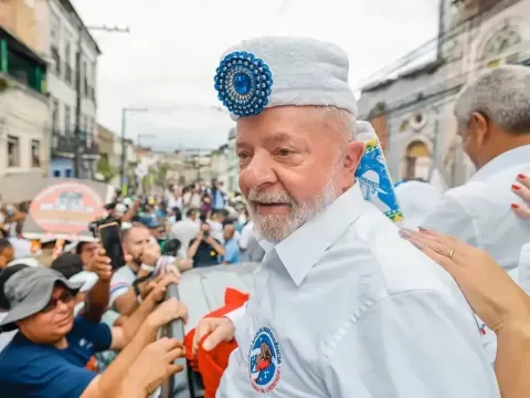 Ao lado de Jerônimo, Lula acompanha 3º dia do Carnaval em Salvador
