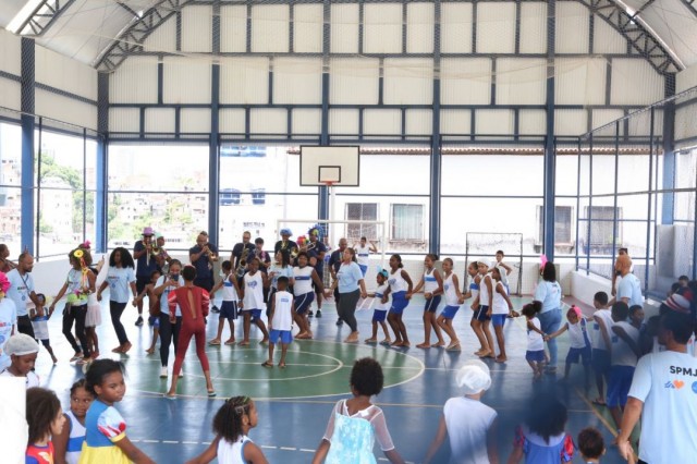 Filhos de ambulantes celebram Carnaval com bailinho no Salvador Acolhe