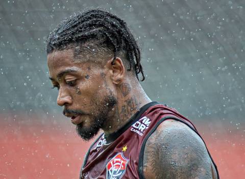 Vitória incha ataque e cria disputa por espaço