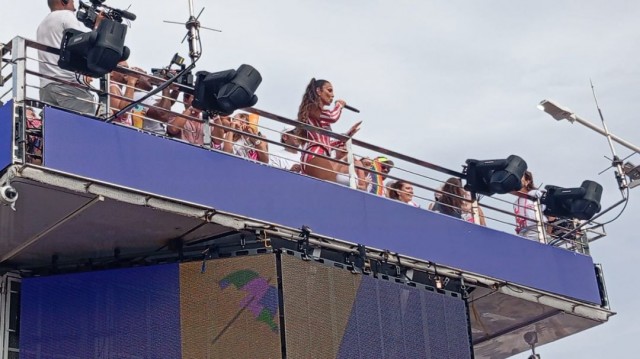 Ivete agita as 'vampirinhas' do Bloco Coruja no penúltimo dia do Carnaval de Salvador