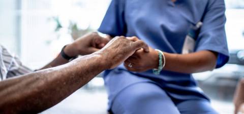 Profissionais da saúde que atuam em áreas de risco e conflitos podem receber adicional de 30%