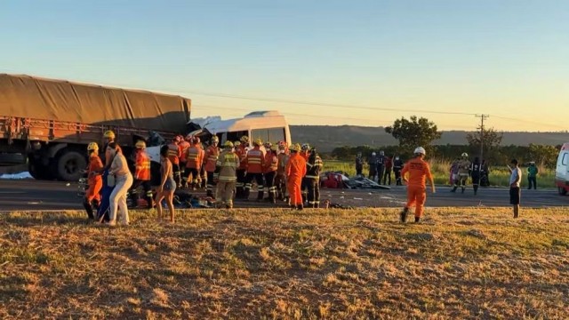 Acidente entre caminhão e van deixa cinco mortos e 11 feridos na BR-020, em Planaltina