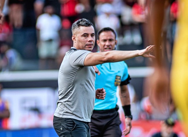 Jair Ventura chega ao jogo 400 sob cobrança de estabilidade