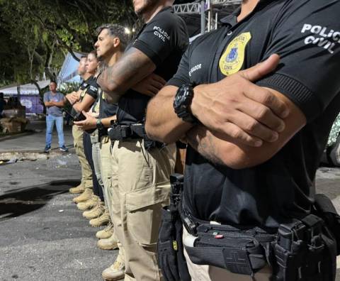 Suspeita de extorquir turistas após oferta de pinturas corporais  é presa no Carnaval