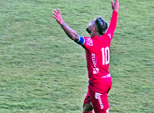 Porto-BA vira nos acréscimos e avança com dois a menos