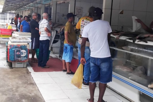 Início da Quaresma marca corrida pelo peixe no Centro de Abastecimento