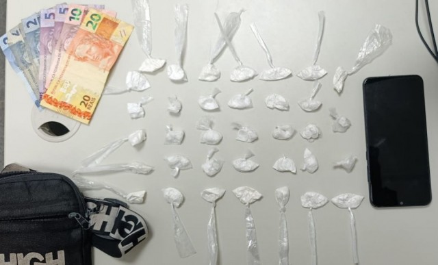Homem de 27 anos é preso com 35 papelotes de cocaína no bairro Conceição, em Feira