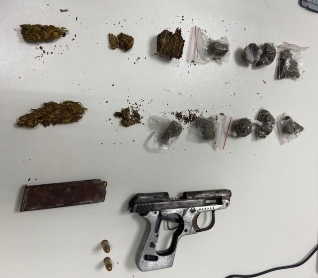 Suspeitos atiram contra policiais e abandonam arma e droga em Feira de Santana