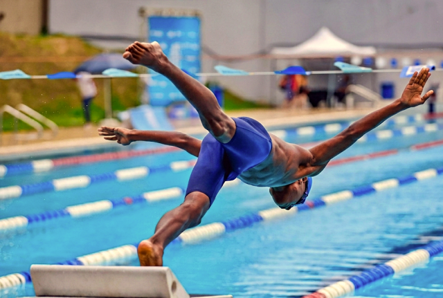 FBDA lota piscina e dobra base na abertura