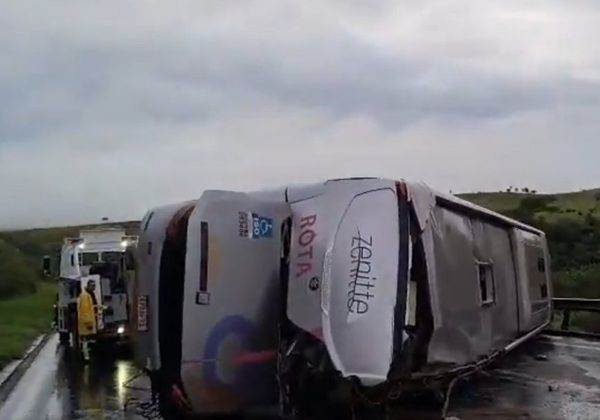 Ônibus da empresa Rota tomba e deixa 14 feridos no interior da Bahia