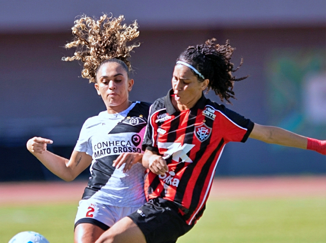 Vitória evita derrota e expõe fragilidade defensiva