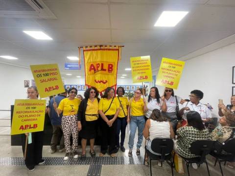Após ocuparem sede da Seduc, professores da rede municipal ameaçam greve