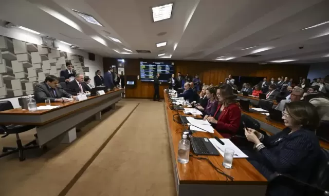 Senadores cobram CVM por suposta omissão no caso do Banco Master