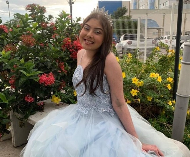 Paciente do Hospital da Criança, em Feira, recebe festa surpresa de 15 anos e visita shopping pela primeira vez na vida