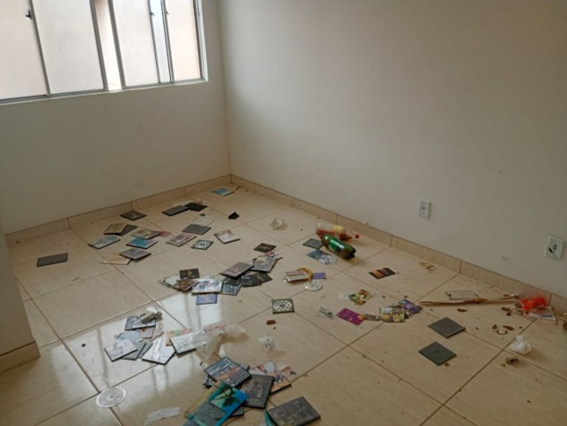 Cuidadora tem apartamento completamente saqueado no Residencial Aeroporto II, em Feira de Santana