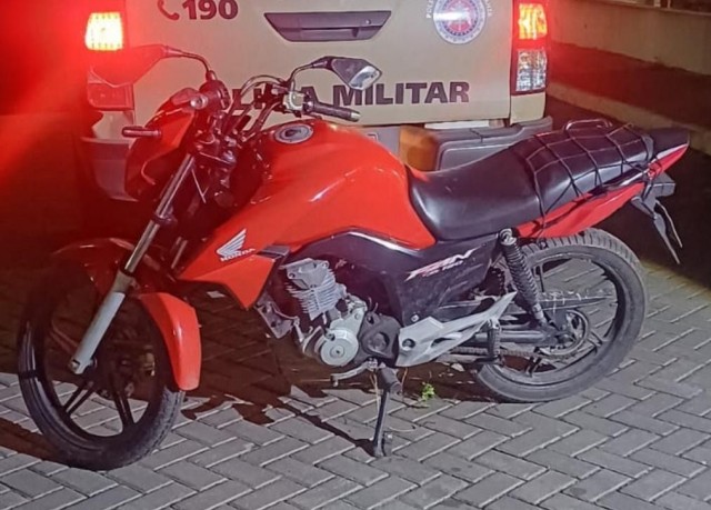 Motocicleta com restrição de roubo é recuperada no bairro Muchila em Feira de Santana