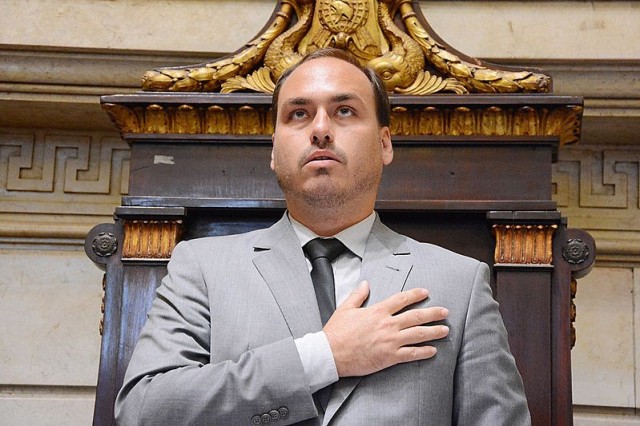 MP-RJ retoma investigação sobre 'rachadinha' contra Carlos Bolsonaro