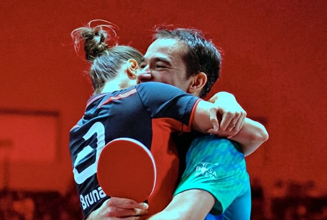 Calderano e Bruna derrubam número um e fazem 3 a 0