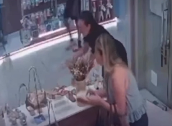 Polícia identifica mulher que furtou bolsa em loja do Boulevard Shopping, em Feira de Santana