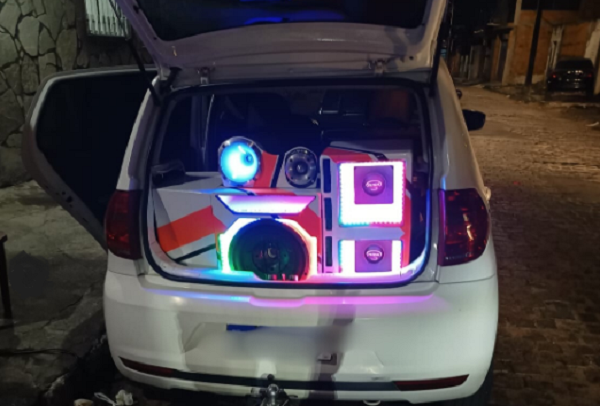 PM encerra festa de 'paredão' e noticica cinco veículos em Feira