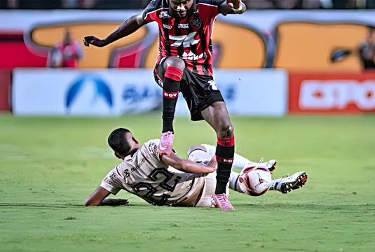 Vitória sobrevive, Arcanjo decide nos pênaltis