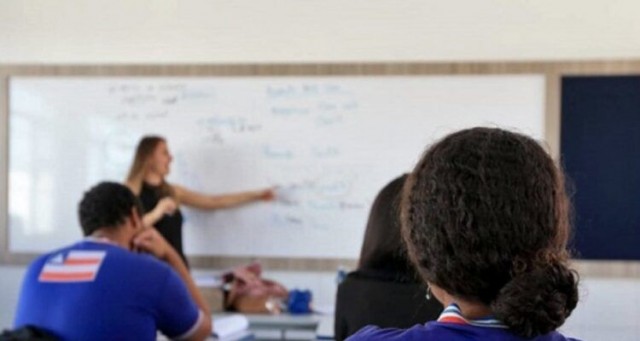 Rede estadual da Bahia convoca professores e alerta para prazo final