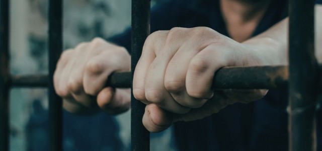 Presos podem ser obrigados a destinar 50% do salário para indenizar a vítima; entenda