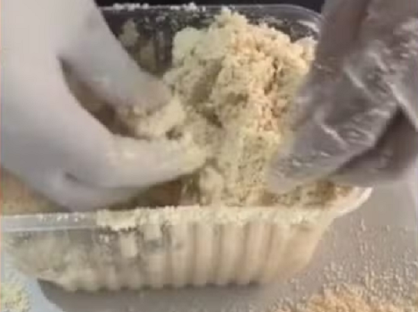 Mães de presos são flagradas com drogas escondidas em farofas no presídio de Salvador