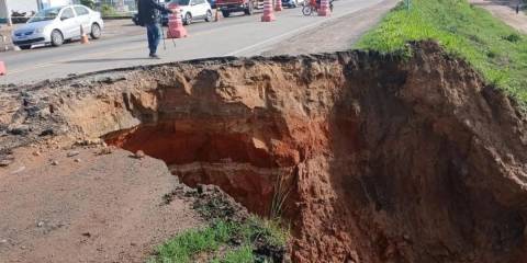 Chuva abre cratera na BR-116 e provoca interdição parcial entre Serrinha e Teofilândia