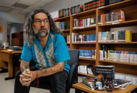 Escritor Franciel Cruz lança livro de crônicas em Feira de Santana