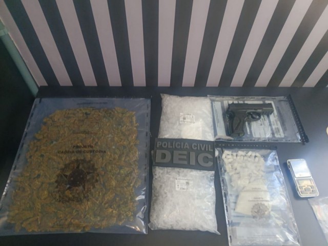 Polícia Civil apreende drogas e materiais do tráfico em imóvel de Feira de Santana