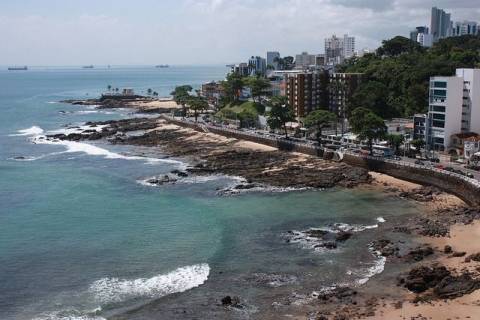 Chuvas de verão causam impactos na rede de esgoto e escoa lixo e sujeira para praias de Salvador