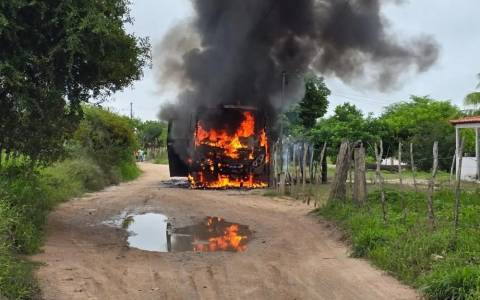 Ônibus escolar pega fogo em Barrocas e alunos escapam sem ferimentos