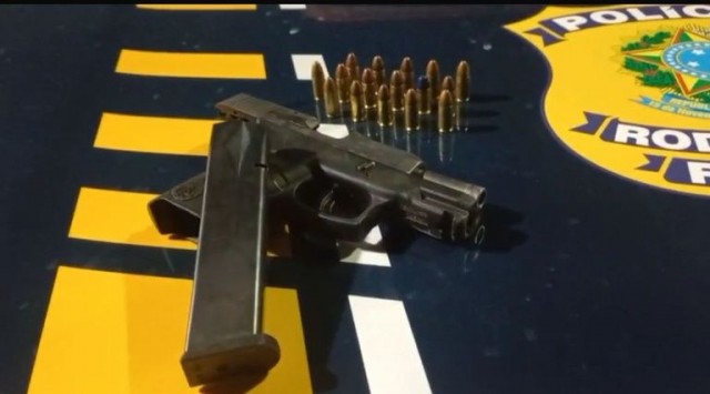 Foragido por homicídio é preso com arma após perseguição na BR-101