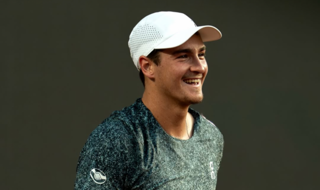 João Fonseca faz jogo gigante, mas Sinner impõe experiência e avança em Indian Wells