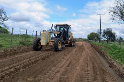 Prefeitura intensifica manutenção de estradas em todos os oito distritos de Feira