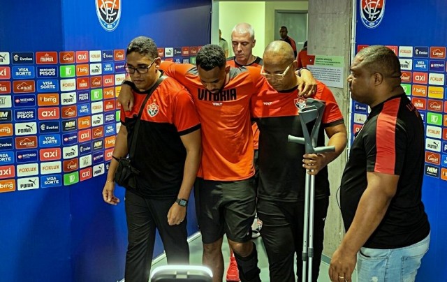 Zagueiro Edu sofre lesão no tendão durante clássico e preocupa Vitória