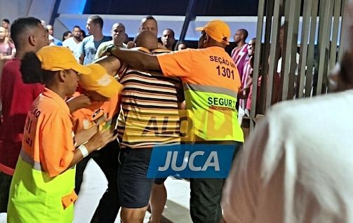 Suposto torcedor infiltrado causa briga nas arquibancadas da Fonte Nova no Ba-Vi