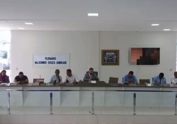 TV de Câmara de Vereadores exibe vídeo pornográfico durante sessão