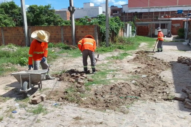 Prefeitura de Feira mobiliza equipes para recuperar pavimentação de ruas e avenidas