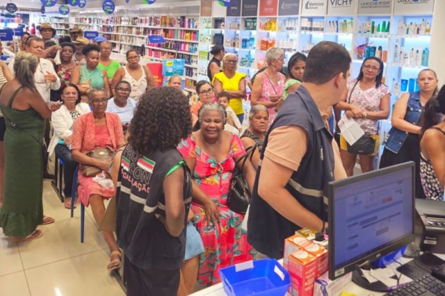 Prefeitura fiscaliza farmácias e autua estabelecimentos por irregularidades