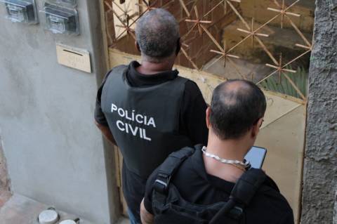 Polícia cumpre mandados contra acusado de extorsão e cyberstalking em Alagoinhas