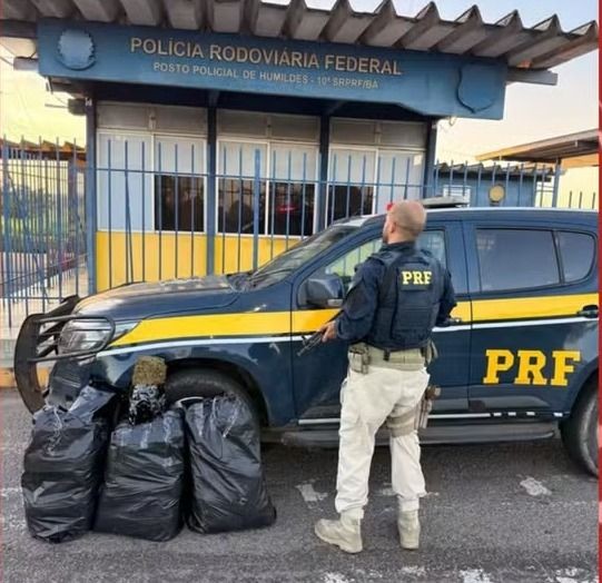 Suspeito foge após perseguição policial e deixa 30 kg de maconha em carro abandonado em Feira de Santana