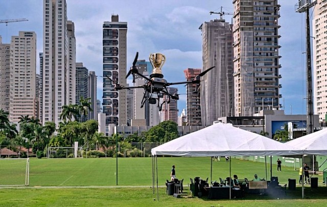 Troféu do Campeonato Goiano amassa após cair de drone antes da final