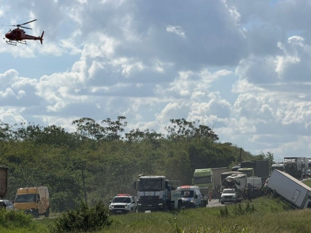 Tragédia na BR-324: engavetamento envolve nove veículos e deixa morto