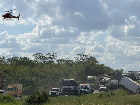 Tragédia na BR-324: engavetamento envolve nove veículos e deixa morto
